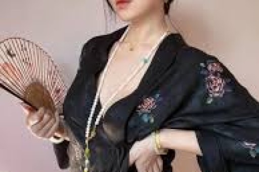 河南一男子闯入女澡堂打人洗浴中心：他进去打他媳妇；涉事男子已被警方控制