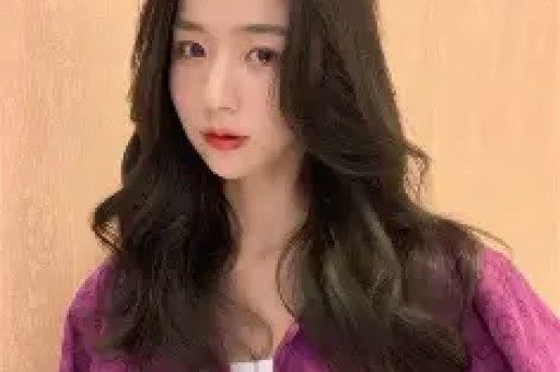 天价穿搭引全网哗然！梅根单品溢价离谱带货人设彻底翻车遭全网质疑